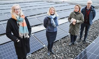 Bodø Energi AS tenker bærekraft og framtid i alt de gjør. Nå planlegges den nye svømmehallen i Bodø, og der blir det solceller på taket. F.v. Eline Olafsrud, Mariann Meby, Grete Coldevin og Fredrik Pettersen. Foto: Lise Fagerbakk
