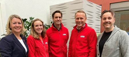 Blide givere og mottakere; Ane Lusie Tellebon, Lars Henrik Lauritzen og Erik-André Sølberg i Bodø Røde Kors flankert av Bodø Energis Mariann Meby og Ole Angellsen.