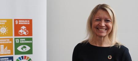 Mariann Meby med bærekraftsmålene 9 og 13