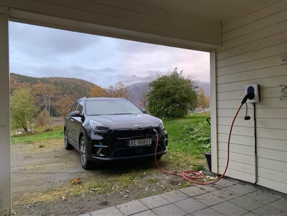 Bilen med laderen til en meget fornøyd kunde som har kjøpt lader hos Bodø Energi.
