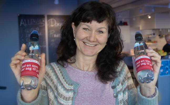 LIVETS VANN: – Vi setter enormt stor pris på alle som hjelper oss. At Bodø Energi Kraftsalg også solgte vann til inntekt for oss gjør det mulig å kunne gi kundene våre en gratis middag, noe som lyser opp i vintermørket, sier salgs og markedsansvarlig Sissel Qvam hos Kirkens Bymisjon i Bodø.