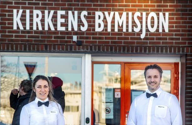 LOKAL BÆREKRAFT: – De verdiene som skapes lokalt skal også brukes lokalt. Vi føler oss forpliktet til å gi tilbake til lokalsamfunnet. Og Kirkens Bymisjon gjør en fantastisk innsats sier salgs- og markedsleder Svetlana Hansen og direktør Ole Angellsen i Bodø Energi Kraftsalg.