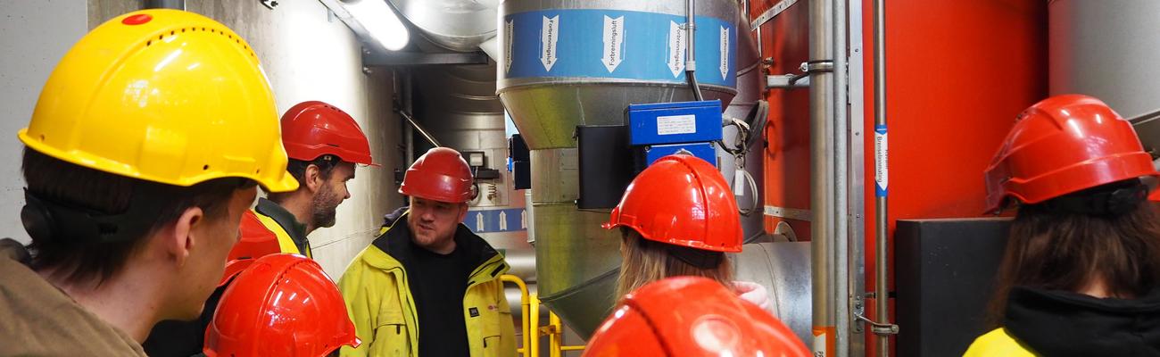 Besk på bioanlegget Keiseren, geofag-klassen fra Bodø Videregående lærer om fornybar energi