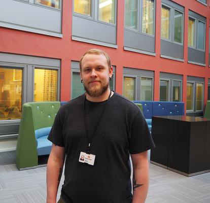Tobias jobber som prosjektleder i Frost Kraftentreprenør og trives med en variert hverdag hvor han stadig utfordres
