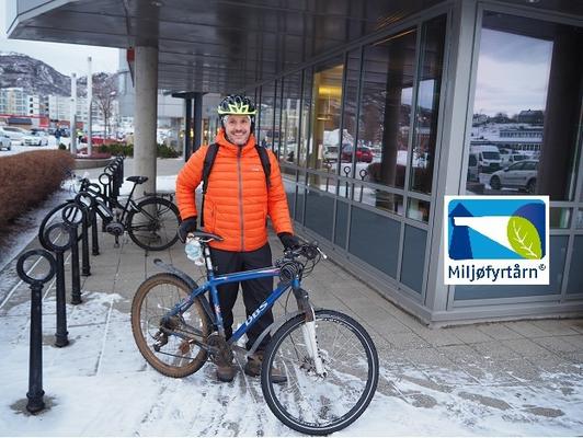 Fornybar energi og bærekraft er viktig for oss i Bodø Energi Kraftsalg. Direktør Ole sykler til jobb!