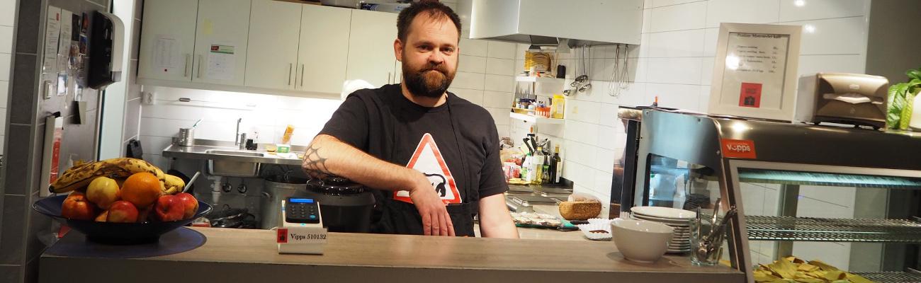 Arne på Kirkens Bymisjon i Bodø smører matpakker til trengende i Bodø under korona-utbruddet. 