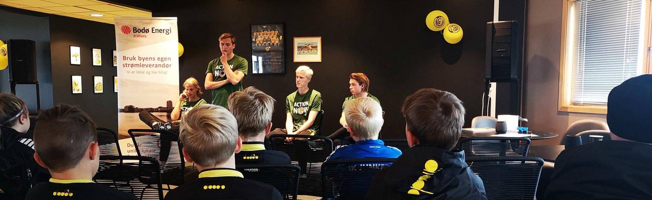 Fotballspiller Evjen forteller for ivrig publikum på Glimt-kveld arrangert for våre kunders barn. 