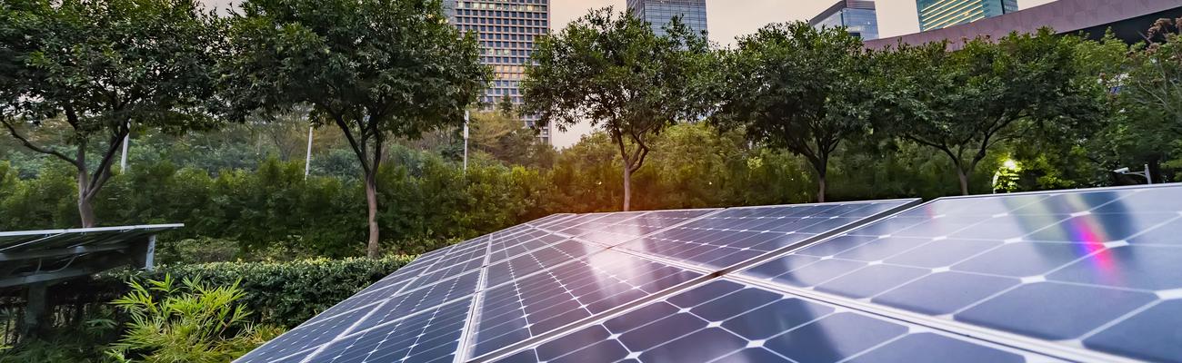 Solceller er en god investering for å kutte effekttopper og produsere egen energi.