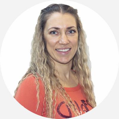 Slagssjef Svetlana har god erfaring med elbilladere og bistår borettslaget med en anbefalt ladeløsning. 