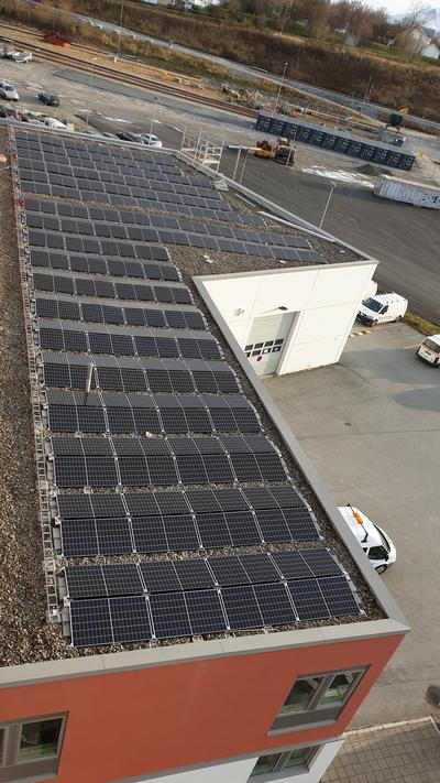 Energihuset på Rønvikleira har fått montert solcellepaneler for egenprodusert energi