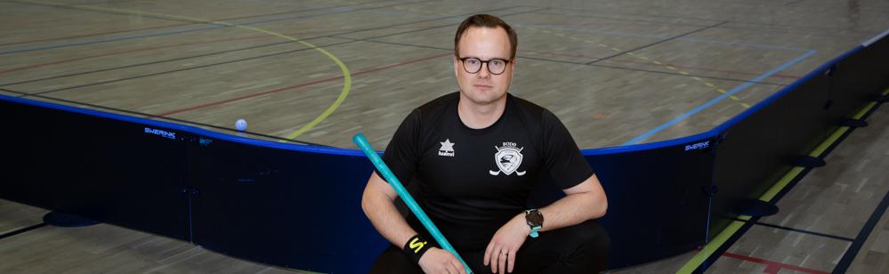 Bjørn Huge sitter på kne foran vantet