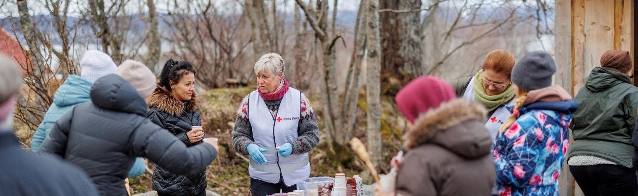 Ukrainske flyktninger tilbereder mat ute i nordnorsk natur
