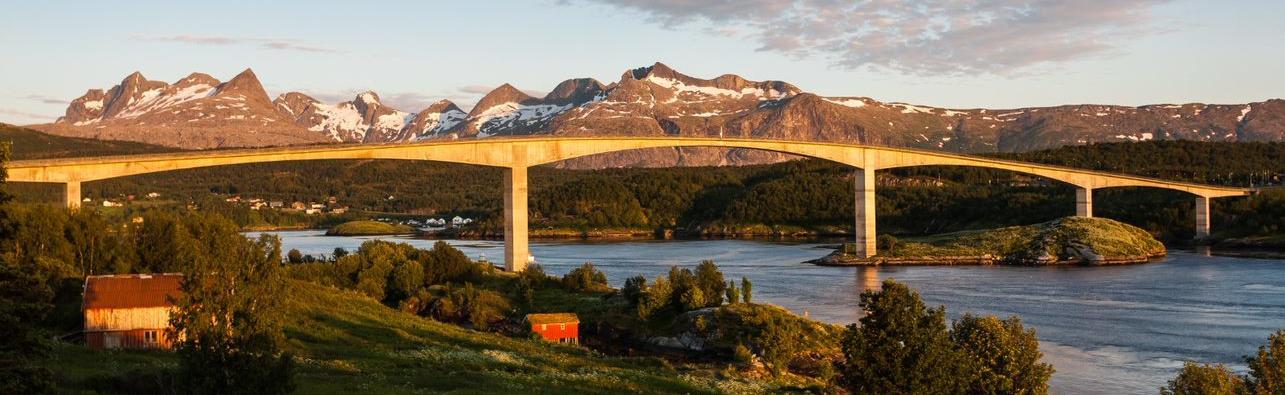 Midnattsola lyser opp Saltstrømbrua en sen sommerkveld