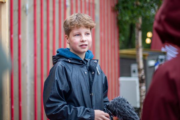 Gutt produserer innhold